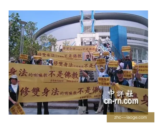 贝克丢球引发巴萨强烈不满 球迷与队员纷纷表达抗议情绪